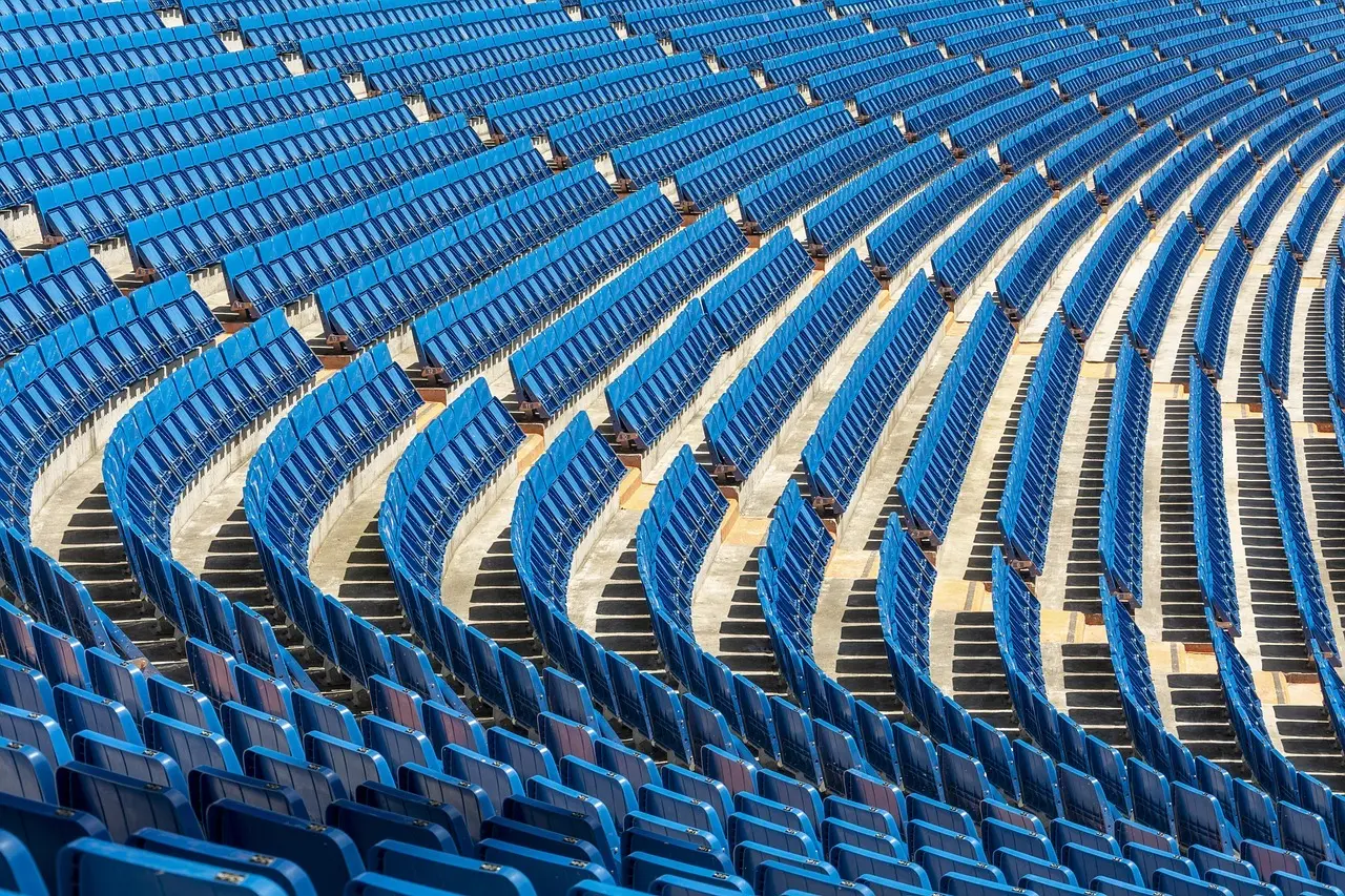 Tomme blå tilskuerpladser i et stadion